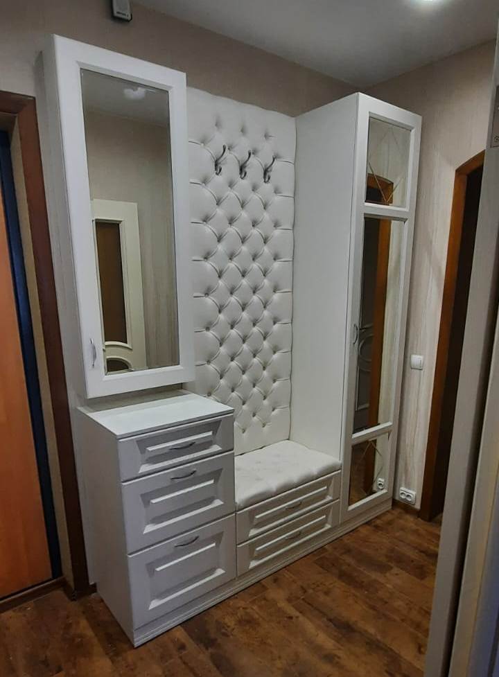 Навесной шкафчик с зеркалом для прихожей